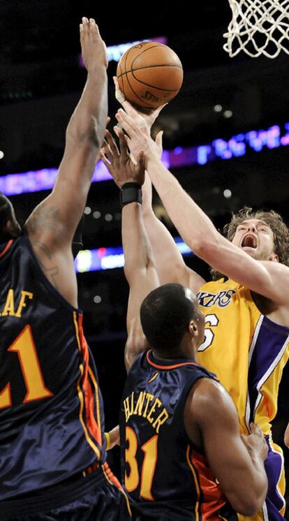 Pau Gasol lanza a canasta ante Turiaf y Hunter.