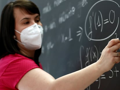 Una profesora, durante una clase de matemáticas en un instituto de Madrid.