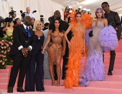 De izquierda a derecha: Corey Gamble, Kris Jenner, Kanye West, Kim Kardashian West, Kendall Jenner, Kylie Jenner y Travis Scott en la gala del Met, celebrada en Nueva York en mayo de 2019.