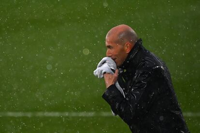 Zidane se seca el agua de lluvia con una toalla durante el Real Madrid-Eibar.