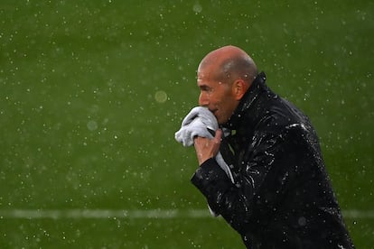 Zidane se seca el agua de lluvia con una toalla durante el Real Madrid-Eibar.