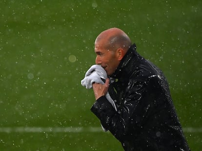 Zidane se seca el agua de lluvia con una toalla durante el Real Madrid-Eibar.