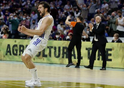 Llull celebra una de sus canastas ante el Armani Milán. EFE/Juanjo Martín