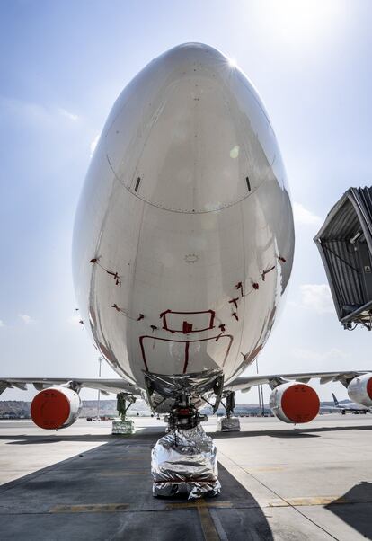 Un avión de Iberia inmovilizado en el aeropuerto de Madrid-Barajas. Los motores son cubiertos con lonas y las partes más sensibles, protegidas. Hay que comprobar continuamente sus sistemas. Centenares de ellos están así preservados en los aeropuertos de todo el mundo.