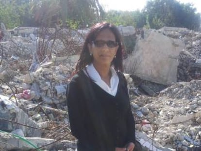 Amina Bouayach, en una misión de investigación a Libia en 2011, en una fotografía facilitada por ella misma.