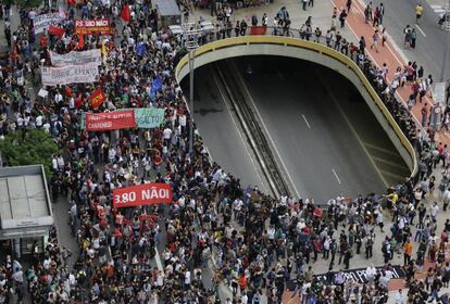 O manifestantes decidiram descer até o Largo da Batata, no bairro de Pinheiros, através da avenida Rebouças.