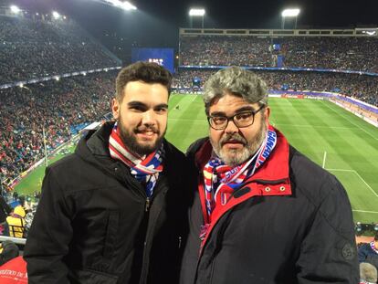 Para mí el Estadio Vicente Calderón supone una parte muy especial de la relación con mi padre. Nosotros somos de Ronda (Málaga) y decenas de ocasiones hemos hecho el recorrido de ida y vuelta en coche -unos 1.200 kilómetros- en un día. Durante muchos años no conocimos Madrid, pero sí los parkings de alrededor del Calderón. Entonces veníamos a ver al equipo clasificarse de milagro para la intertoto, luego las previas de Champions y ahora últimamente para verlo ganar ligas y derrotar a los mejores de Europa. Con el Calderón se va un lugar en el que, ganásemos o perdiésemos, fui muy feliz junto a mi padre. La foto es del partido Atlético de Madrid -PSV Eindhoven del 15 de marzo de 2016.