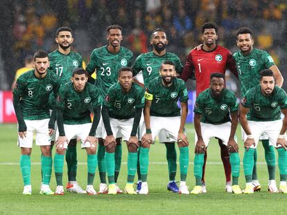 El equipo de Arabia Saudí posa antes de un partido.