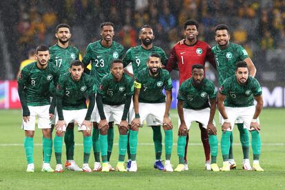 El equipo de Arabia Saudí posa antes de un partido.