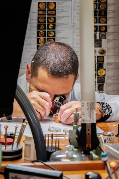 Uno de los relojeros-restauradores revisa un modelo antiguo de Blancpain.