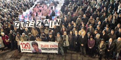 Cerca de un millar de personas participan en Galdakao en la concentración celebrada al cumplirse cuatro meses de la desaparición de Odei Egiluz.