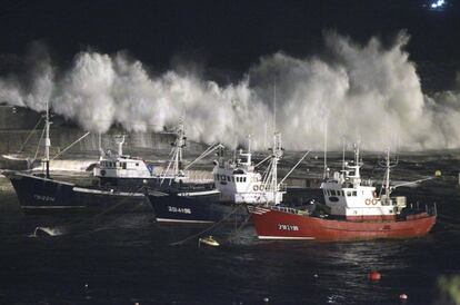 Olas de gran tamaño rebasan los diques en el puerto de Bermeo.