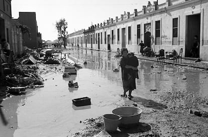 Vecinos afectados por la riada de Valencia en 1957.