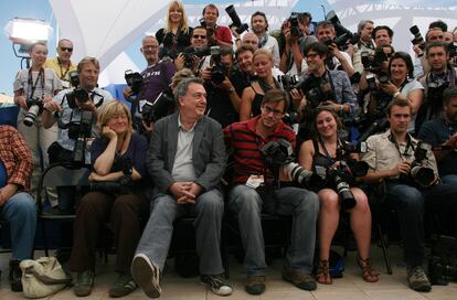 El director de cine Stephen Frears posa con los fotógrafos a la entrada de la presentación de <i>Tamara Drewe</i>.