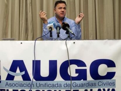 El portavoz nacional de la AUGC Juan Antonio Delgado, en la primera rueda de prensa en Euskadi.