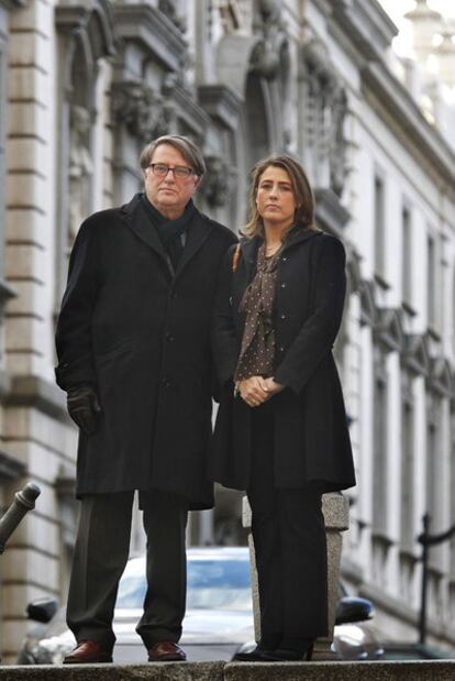 Henrik Janbell y Caroline Edelstam, delante del Supremo.