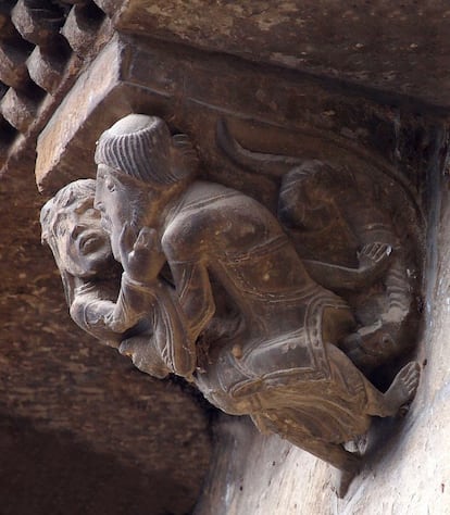 Imagem na igreja de Santa María de Uncastillo (Saragoça) mostra um clérigo abraçando uma mulher.