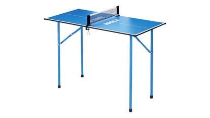 Mesa de ping pong con red y patas plegables para mayor comodidad.