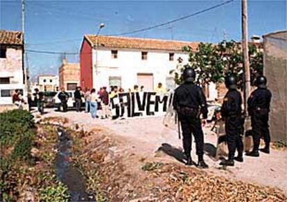 Vecinos de La Punta, ayer, con una pancarta delante de varios policías antidisturbios.