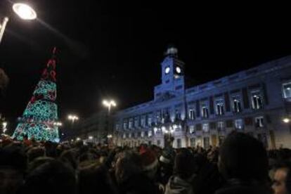 Miles de personas se concentran en la madrileña Puerta del Sol para celebrar la Nochevieja. EFE/Archivo