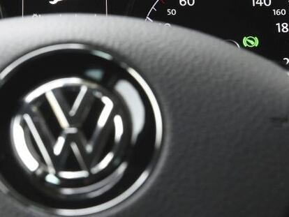 El s&iacute;mbolo de Volkswagen en el volante de un Golf en Leipzig (Alemania)