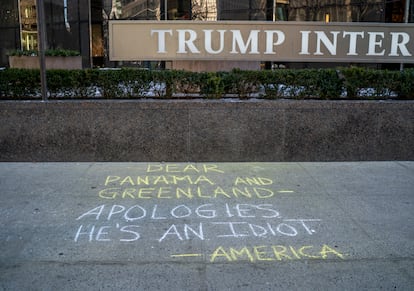 Una pintada de apoyo a Groenlandia y Panamá en la acera del Trump International Hotel en Nueva York 