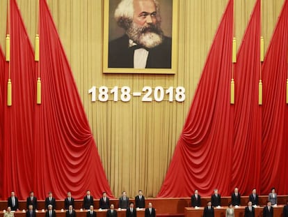 Miembros del Partido Comunista de China (PCCh) celebran el aniversario del nacimiento del filósofo alemán Karl Marx este viernes.