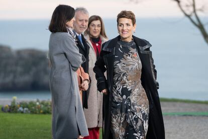 La presidenta de Navarra, María Chivite, este viernes a su llegada al Palacio de la Magdalena de Santander.
