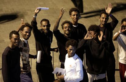 Un grupo de migrantes saluda a cámara tras desembarcar en el puerto de Catania, el 26 de agosto de 2018. 