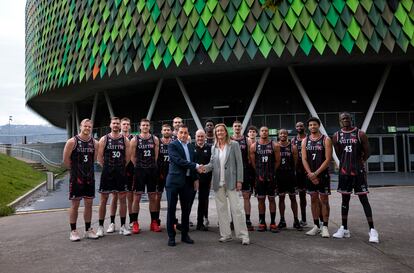 Xabier Sagredo e Isabel Iturbe, presidentes de BBK y Surne Bilbao Basket, respectivamente, tras la firma del acuerdo. 