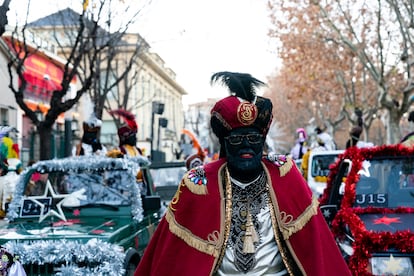 El rey Baltasar y sus pajes entran en la ciudad de Igualada (Barcelona) en la cabalgata del año 2023, con las caras pintadas de negro.