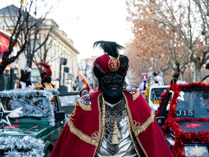 El rey Baltasar y sus pajes entran en la ciudad de Igualada (Barcelona) en la cabalgata del año 2023, con las caras pintadas de negro.