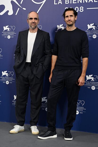 Luis Tosar (izda.) coprotagoniza junto a Penélope Cruz la ópera prima de Juan Diego Botto. Los dos llegaron juntos a la presentación vestidos de negro, Botto con un estilismo firmado por Zegna.