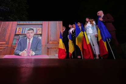 George Simion se dirige a sus simpatizantes por videoconferencia tras el cierre de las urnas.