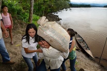 Nadine Heredia, durante una visita a una comunidad que vive en la selva al norte de su país.