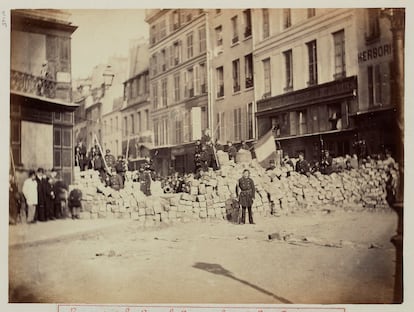 'Barricada en la plaza de la Bastilla', 18 de marzo de 1871, una de las imágenes de la exposición 'Genealogías documentales. Fotografía 1848-1917'.