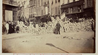 'Barricada en la plaza de la Bastilla', 18 de marzo de 1871, una de las imágenes de la exposición 'Genealogías documentales. Fotografía 1848-1917'.