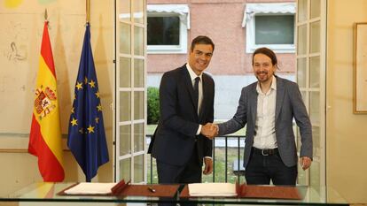 Pedro Sánchez y Pablo Iglesias firman el acuerdo sobre los Presupuestos en La Moncloa.