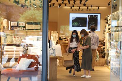 Varios clientes en el interior de una tienda de decoración tras su reapertura este lunes, en Madrid.