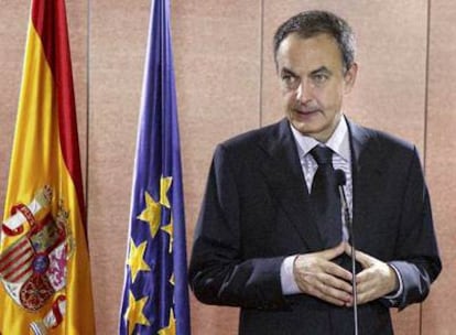 Zapatero atiende a los medios, tras participar en la cumbre euromediterránea