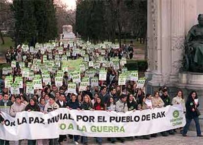 Los alumnos participan en el acto por la paz en el parque del Retiro.