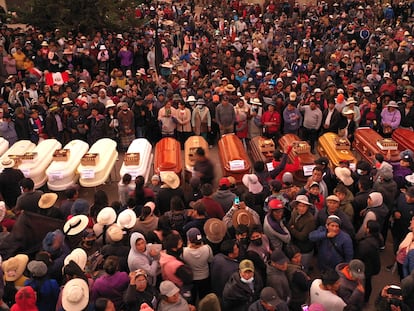 Familiares de los manifestantes fallecidos y pobladores esperan la entrega de los cuerpos de las víctimas, en Juliaca (Perú), el pasado enero.