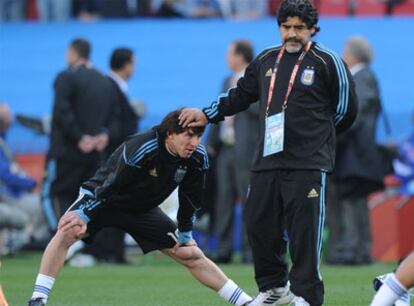 Messi y Maradona, el sábado durante el calentamiento de los jugadores antes del partido entre Argentina y Nigeria.