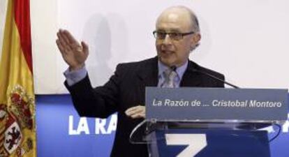 El ministro de Hacienda y Administraciones Públicas, Cristóbal Montoro, durante su intervención en el foro organizado por el diario La Razón, hoy en Madrid, en el ha explicado que la ampliación del plan de pago a proveedores en 2013 estará ligada a la obligación de las administraciones públicas de pagar a las empresas en un plazo máximo de 30 días.