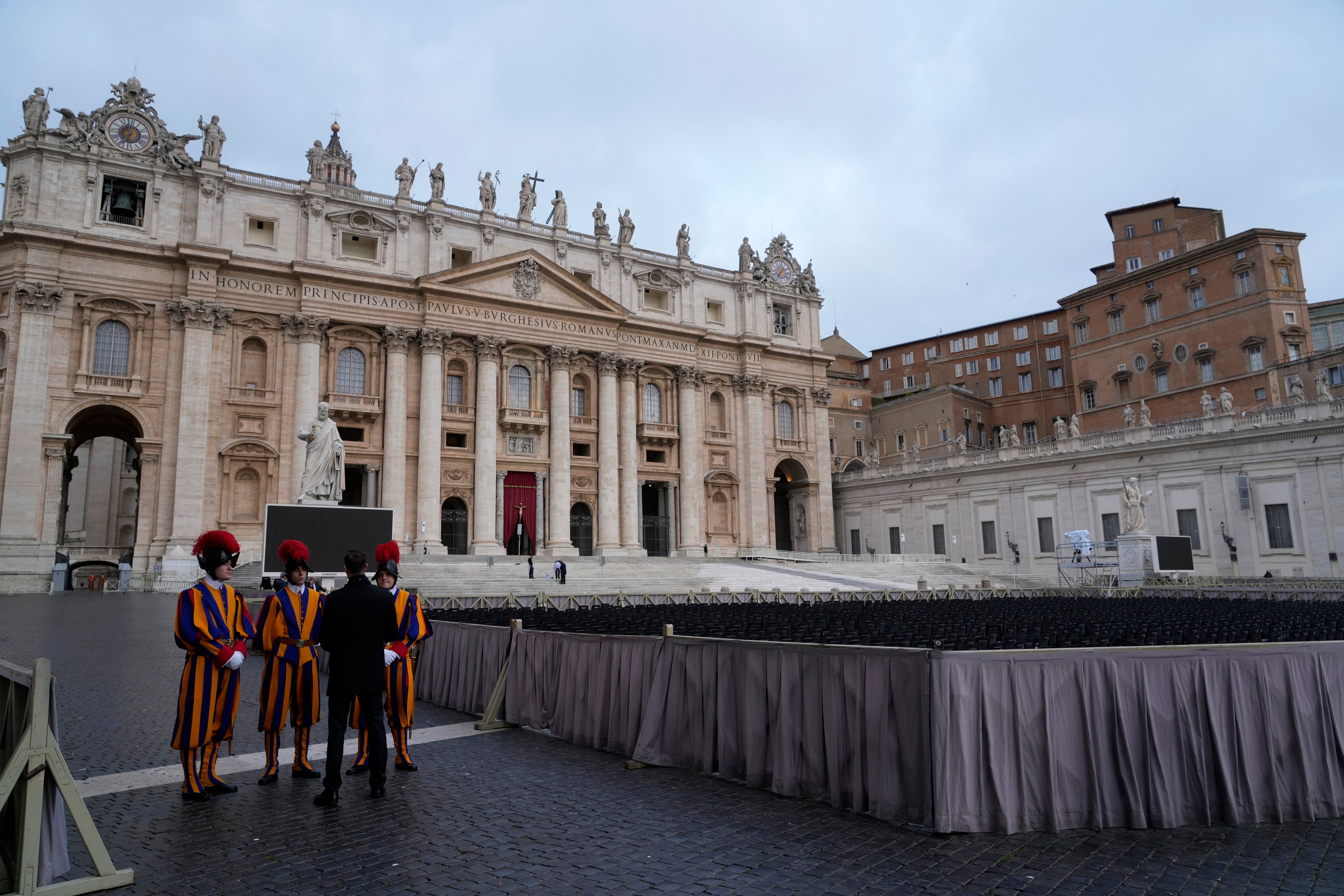 Última hora de la muerte del papa Francisco | La plaza de San Pedro se prepara para acoger el féretro del Papa