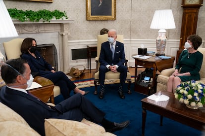 El presidente Joe Biden, en el centro, flanqueado por la vicepresidenta, Kamala Harris y la senadora republicana Susan Collins. De perfil, el senador Mitt Romney, durante la reunión este lunes en la Casa Blanca.