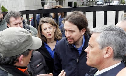 Pablo Iglesias, junto a la diputada Yolanda Díaz, habla con los trabajadores de Navantia concentrados en la sede de la SEPI de Madrid.