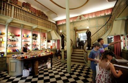 Interior de la cerería Subirà, en la calle de la Llibreteria