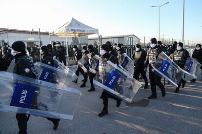 Agentes de policía vigilan la entrada del penal de Sincan, donde la semana pasada se leyó la sentencia de condena a cadena perpetua para más de 300 militares acusados de participar en el intento de golpe de Estado de 2016 en Turquía.
