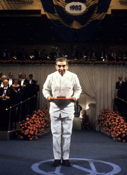 Gabriel García Márquez agradece a los asistentes a la ceremonia de entrega del Nobel de Literatura los aplausos con que acogieron su premio en Estocolmo el 10 de diciembre de 1982.